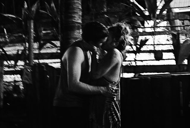 couple-kissing-jungle-party-Koh-Phangan