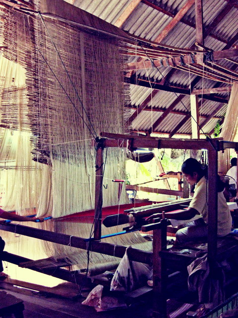 thai-silk-weaving